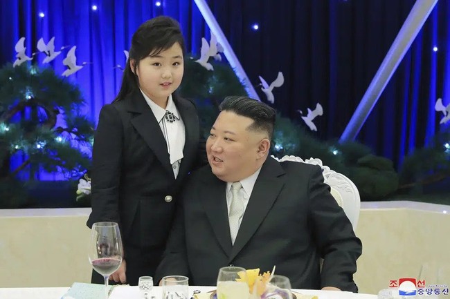 Gaya mewah Kim Ju Ae bukan hanya jadi dunia tapi warga Korea Utara meski di sana minim penyebaran informasi. Banyak orang menyoroti penampilan gadis yang diperkirakan berusia 12-14 tahun itu sangat mewah dibanding kondisi masyarakat mereka.Foto: Korean Central News Agency/Korea News Service via AP