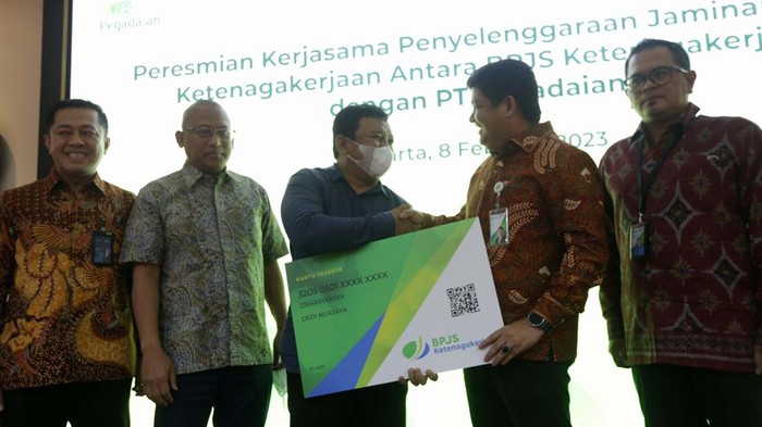 Kini Bayar Tagihan BPJS Ketenagakerjaan Bisa di Pegadaian PT Pegadaian bersama BPJS Ketenagakerjaan menjalin kerja sama. Kini membayar tagihan BPJS Ketenagakerjaan bisa dilakukan di outlet Pegadaian.