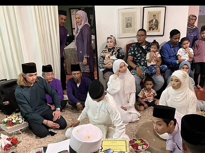 Kisah wanita viral salah kostum ketika datang ke acara pernikahan. Bajunya mirip dengan pengantin wanita. Kisah wanita viral salah kostum ketika datang ke acara pernikahan. Bajunya mirip dengan pengantin wanita.