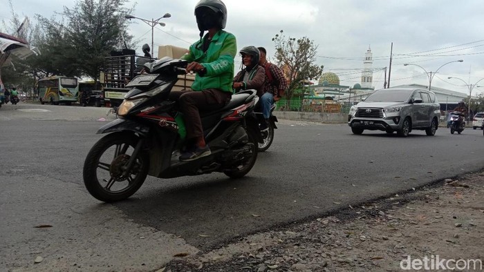 Kondisi Jalan William Iskandar Pasar V, Kabupaten Deli Serdang yang mulus jelang kedatangan Jokowi. (Finta Rahyuni/detikSumut)