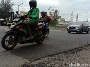 Jalan Rusak di Deli Serdang Diperbaiki Jelang Kedatangan Jokowi