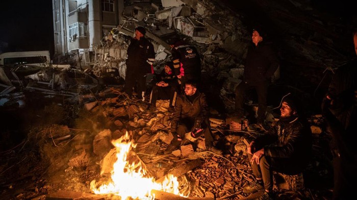 Korban Gempa Turki Melawan Dingin di Antara Reruntuhan Bangunan HATAY, TURKEY - FEBRUARY 07: Rescue workers work at the scene of a collapsed building on February 07, 2023 in Hatay, Turkey. A 7.8-magnitude earthquake hit near Gaziantep, Turkey, in the early hours of Monday, followed by another 7.5-magnitude tremor just after midday. The quakes caused widespread destruction in southern Turkey and northern Syria and were felt in nearby countries. (Photo by Burak Kara/Getty Images)