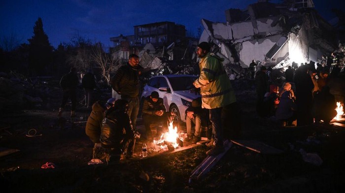Korban Gempa Turki Melawan Dingin di Antara Reruntuhan Bangunan ADIYAMAN, TURKIYE - FEBRUARY 07: Search and rescue works continue 40 hours after multiple earthquakes jolt Turkiye's Southeastern provinces, in Adiyaman, Turkiye on February 07, 2023. Early Monday morning, a strong 7.7 earthquake, centered in the Pazarcik district, jolted Kahramanmaras and strongly shook several provinces, including Gaziantep, Sanliurfa, Diyarbakir, Adana, Adiyaman, Malatya, Osmaniye, Hatay, and Kilis. Later, at 13.24 p.m. (1024GMT), a 7.6 magnitude quake centered in Kahramanmaras' Elbistan district struck the region. (Photo by Esra Hacioglu Karakaya/Anadolu Agency via Getty Images)