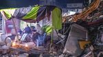 Korban Gempa Turki Melawan Dingin di Reruntuhan Bangunan