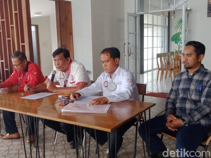 Kuasa hukum anggota DPRD Klaten inisial S memberikan klarifikasi atas laporan nasabah Koperasi BMT soal dana macet, Rabu (8/2/2023).