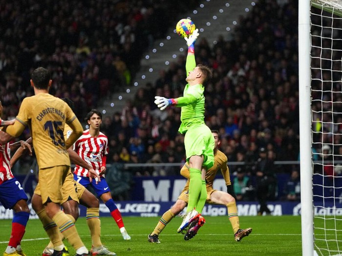 Barcelona's goalkeeper Marc-Andre ter Stegen, left, makes a save in front Getafe's Borja Mayoral during a Spanish La Liga soccer match between Barcelona and Getafe at the Camp Nou stadium in Barcelona, Spain, Sunday, Jan. 22, 2023. (AP Photo/Joan Monfort)