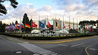 Bendera 30 negara sekutu berkibar setengah tiang di markas NATO Allied Land Command (LANDCOM) di Brussel, Belgia, Selasa (7/2/2023).  