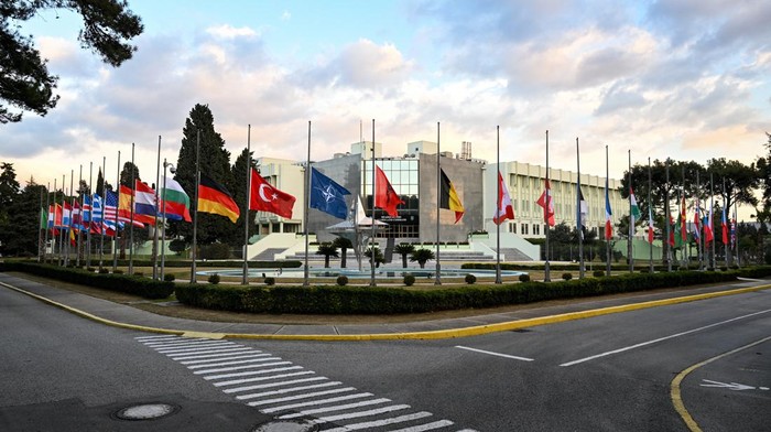 Markas NATO Kibarkan Bendera Setengah Tiang untuk Duka Turki IZMIR, TURKIYE - FEBRUARY 07: Flags of 30 allied countries fly at half-mast at NATO Allied Land Command (LANDCOM) headquarters after Turkiye declared 7 days of national mourning in wake of deadly earthquakes on February 07, 2023 in Izmir, Turkiye. Early Monday morning, a strong 7.7 earthquake, centered in the Pazarcik district, jolted Kahramanmaras and strongly shook several provinces, including Gaziantep, Sanliurfa, Diyarbakir, Adana, Adiyaman, Malatya, Osmaniye, Hatay, and Kilis. Later, at 13.24 p.m. (1024GMT), a 7.6 magnitude quake centered in Kahramanmaras' Elbistan district struck the region. (Photo by Mehmet Emin Menguarslan/Anadolu Agency via Getty Images)