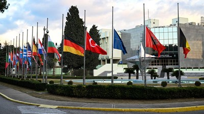 Markas NATO Kibarkan Bendera Setengah Tiang untuk Turki
