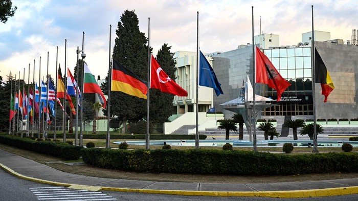 Markas NATO Kibarkan Bendera Setengah Tiang untuk Duka Turki IZMIR, TURKIYE - FEBRUARY 07: Flags of 30 allied countries fly at half-mast at NATO Allied Land Command (LANDCOM) headquarters after Turkiye declared 7 days of national mourning in wake of deadly earthquakes on February 07, 2023 in Izmir, Turkiye. Early Monday morning, a strong 7.7 earthquake, centered in the Pazarcik district, jolted Kahramanmaras and strongly shook several provinces, including Gaziantep, Sanliurfa, Diyarbakir, Adana, Adiyaman, Malatya, Osmaniye, Hatay, and Kilis. Later, at 13.24 p.m. (1024GMT), a 7.6 magnitude quake centered in Kahramanmaras' Elbistan district struck the region. (Photo by Mehmet Emin Menguarslan/Anadolu Agency via Getty Images)
