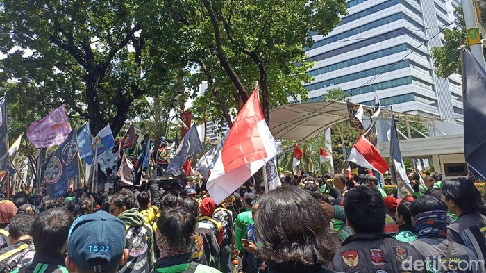 Massa aksi driver ojol menggeruduk Balai Kota DKI Jakarta. Massa menolak wacana penerapan jalan berbayar elektronik atau electronic road pricing (ERP). (Tiara Aliya/detikcom)
