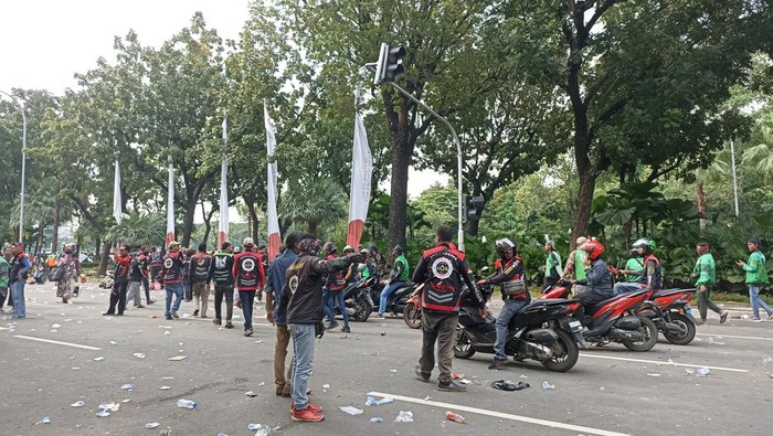 Massa ojol demo tolak ERP bubarkan diri dari depan Balai Kota DKI (Tiara-detikcom)