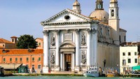 Untuk perjalanan yang semakin romantis, pergilah ke gereja Santa Maria Assunta yang sederhana tapi sangat indah. Gereja ini dibangun tahun 1295, sehingga patut untuk masuk bucket list saat liburan di Polignano a Mare. Getty Images/iStockphoto/Brenda Kean