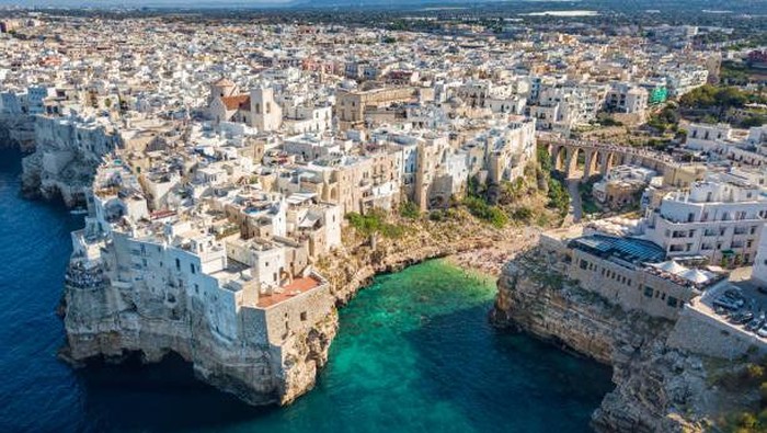 Melihat Keindahan Polignano a Mare, Kota di Italia yang Paling Ramah Turis Dunia
