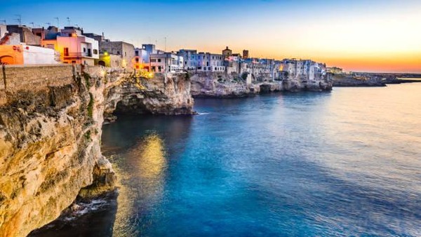 Tebing-tebing ini juga menjadi tuan rumah dari acara Red Bull Cliff Diving Polignano e Mare yang legendaris di setiap musim panas. Para penyelam profesional berkumpul di sana untuk melakukan aksi terjun ke lautan. Getty Images/iStockphoto/emicristea Tebing-tebing ini juga menjadi tuan rumah dari acara Red Bull Cliff Diving Polignano e Mare yang legendaris di setiap musim panas. Para penyelam profesional berkumpul di sana untuk melakukan aksi terjun ke lautan. Getty Images/iStockphoto/emicristea