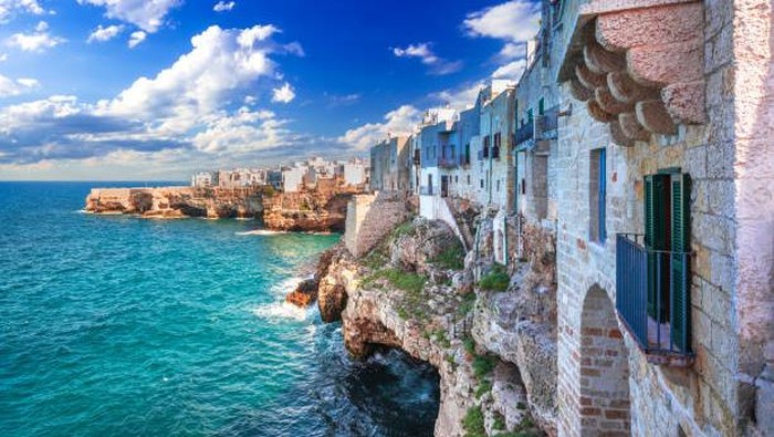 kota yang paling ramah turis, Polignano a Mare di Italia. Kota tepi laut ini berada di wilayah selatan Puglia.