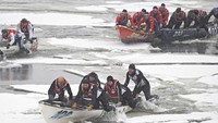 Para peserta harus berlomba menjadi yang tercepat melintasi sungai es yang juga dipenuhi balok es.  