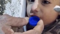 Tim penyelamat memberi anak laki-laki air dalam tutup botol saat mereka menyelamatkannya dari puing-puing setelah gempa bumi di Hatay, Turki, Selasa (7/2/2023).