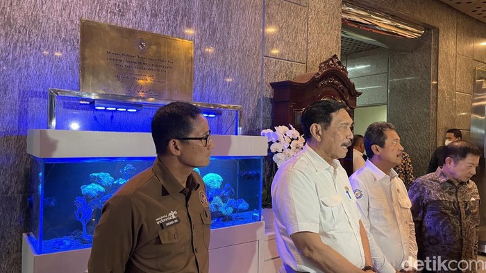 Menko Marves Luhut Binsar Pandjaitan dan anak buah