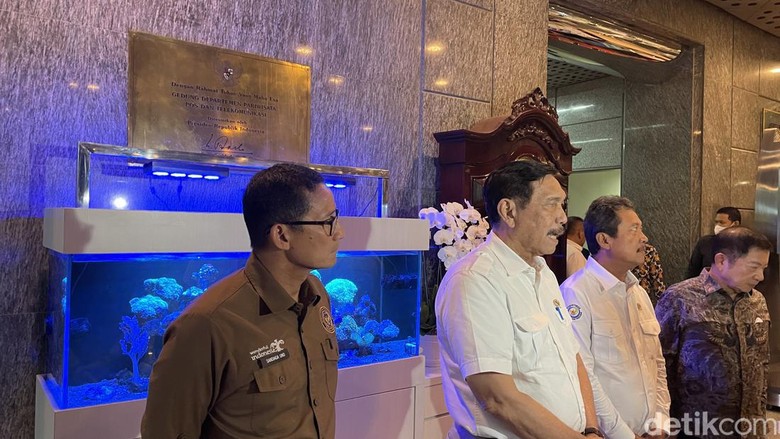 Menko Marves Luhut Binsar Pandjaitan dan anak buah