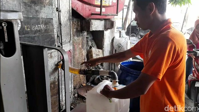 Minyak goreng curah di Brebes kini laris dibeli sejak Minyakita. Foto diunggah Rabu (8/2/2023).