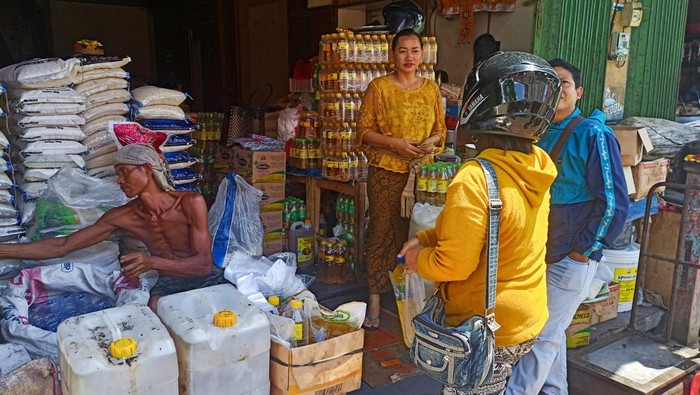 Kelangkaan minyak goreng subsidi pemerintah, Minyakita, sudah terjadi satu bulan di Karangasem. Alhasil, warga beralih membeli minyak goreng curah.