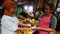 Minyakita yang dijual di Pasar Palmerah masih terbatas. Tidak semua kios menjual minyak goreng tersebut. Agung Pambudhy/detikcom.