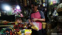Minyak Kita yang dijual dengan harga Rp 14.000 di Pasar Palmerah stoknya terbatas sejak 3 hari lalu. Agung Pambudhy/detikcom.