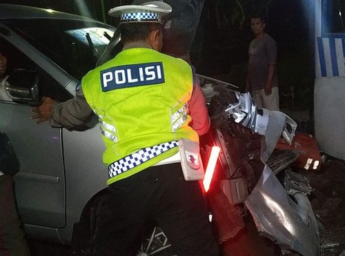 Mobil berpelat B 1542 EYC menabrak pos polisi di Jalan Denpasar-Gilimanuk, Dusun Sumbersari, Desa Melaya, Kecamatan Melaya, Kabupaten Jembrana, Bali, Selasa (7/2/2023). (Foto: Istimewa)