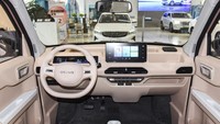 Panda Mini EV dibekali dua layar di ruang kabin, yakni panel instrumen dengan ukuran 9,2 inch dan layar multimedia dengan ukuran 8 inch.Kendaraan itu juga sudah dilengkapi airbags, dua soket pengisian daya, dan tuas transmisi canggih yang bisa diputar untuk memilih opsi R, N dan D. Foto: Geely Global.