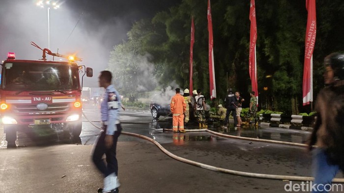Mobil Terbakar di dekat Bandara Halim Perdanakusuma