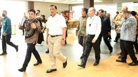 Luhut tiba untuk meresmikan pabrik daur ulang botol plastik di Kawasan Industri Cikarang, Jawa Barat. Pabrik daur ulang ini dibekingi langsung Coca Cola dengan investasi mencapai Rp 556 miliar.