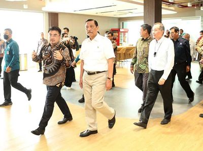 Momen Luhut Resmikan Pabrik Daur Ulang Botol di Cikarang