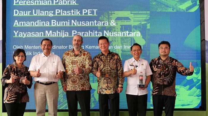 Momen Luhut Resmikan Pabrik Daur Ulang Botol di Cikarang Menko Kemaritiman dan Investasi Luhut Binsar Pandjaitan meresmikan pabrik daur ulang botol plastik di Kawasan Industri Cikarang, Jawa Barat, Rabu (8/2/2023). Pabrik daur ulang ini 'dibekingi' langsung Coca Cola dengan investasi mencapai Rp 556 miliar.