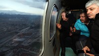 Ketiga menteri Turki tersebut memantau wilayah terdampak gempa dari helikopter.  