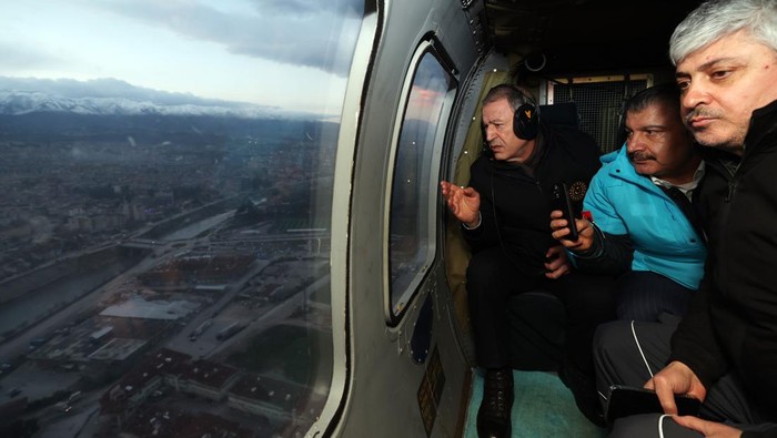 Momen Menteri-menteri Turki Pantau Wilayah Gempa dari Helikopter HATAY, TURKIYE - FEBRUARY 07: Turkish Defence Minister Hulusi Akar, Turkish Health Minister Fahrettin Koca and Fatih Domez inspect search and rescue efforts that continue in Hatay after 7.7 and 7.6 magnitude earthquakes hit multiple provinces of Turkiye on February 7, 2023. Early Monday morning, a strong 7.7 earthquake, centered in the Pazarcik district, jolted Kahramanmaras and strongly shook several provinces, including Gaziantep, Sanliurfa, Diyarbakir, Adana, Adiyaman, Malatya, Osmaniye, Hatay, and Kilis. Later, at 13.24 p.m. (1024GMT), a 7.6 magnitude quake centered in Kahramanmaras' Elbistan district struck the region. Turkiye declared 7 days of national mourning after deadly earthquakes in southern provinces. (Photo by Arif Akdogan/Anadolu Agency via Getty Images)