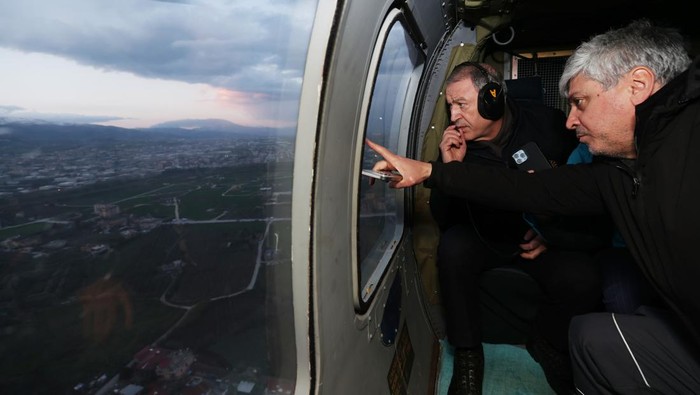 Momen Menteri-menteri Turki Pantau Wilayah Gempa dari Helikopter HATAY, TURKIYE - FEBRUARY 07: Turkish Defence Minister Hulusi Akar, Turkish Health Minister Fahrettin Koca and Fatih Domez inspect search and rescue efforts that continue in Hatay after 7.7 and 7.6 magnitude earthquakes hit multiple provinces of Turkiye on February 7, 2023. Early Monday morning, a strong 7.7 earthquake, centered in the Pazarcik district, jolted Kahramanmaras and strongly shook several provinces, including Gaziantep, Sanliurfa, Diyarbakir, Adana, Adiyaman, Malatya, Osmaniye, Hatay, and Kilis. Later, at 13.24 p.m. (1024GMT), a 7.6 magnitude quake centered in Kahramanmaras' Elbistan district struck the region. Turkiye declared 7 days of national mourning after deadly earthquakes in southern provinces. (Photo by Arif Akdogan/Anadolu Agency via Getty Images)