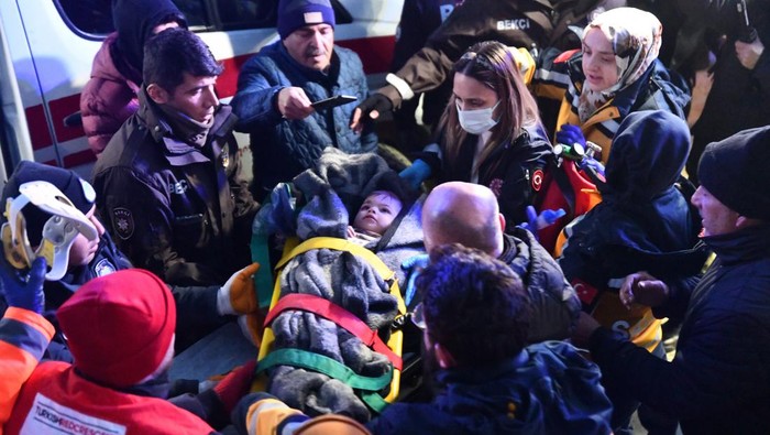 Momen Penyelamatan Bayi Kembar Setelah 40 Jam Terjebak Reruntuhan GAZIANTEP, TURKIYE - FEBRUARY 07: Twin babies, their mother Pinar Karapirli and their father Ibrahim Karapirli are being rescued from the rubble of a collapsed building after 40 hours as search and rescue efforts continue after 7.7 and 7.6 magnitude earthquakes hit multiple provinces of Turkiye in Gaziantep, Turkiye on February 07, 2023. Early Monday morning, a strong 7.7 earthquake, centered in the Pazarcik district, jolted Kahramanmaras and strongly shook several provinces, including Gaziantep, Sanliurfa, Diyarbakir, Adana, Adiyaman, Malatya, Osmaniye, Hatay, and Kilis. Later, at 13.24 p.m. (1024GMT), a 7.6 magnitude quake centered in Kahramanmaras' Elbistan district struck the region. Turkiye declared 7 days of national mourning after deadly earthquakes in southern provinces. (Photo by Adsiz Gunebakan/Anadolu Agency via Getty Images)