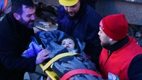 Petugas juga berhasil menyelamatkan kedua bayi kembar itu.  