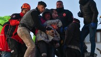 Mereka diselamatkan usai terjebak di reruntuhan selama 40 jam.  