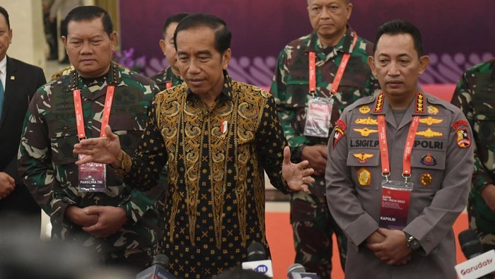 Momen Presiden Jokowi Hadiri Rapim TNI-TNI Polri 2023 Presiden Joko Widodo (tengah) didampingi Panglima TNI Laksamana TNI Yudo Margono (kiri) dan Kapolri Jenderal Pol. Listyo Sigit Prabowo (kanan) berjalan memberikan keterangan pers usai menghadiri Rapat Pimpinan (Rapim) TNI-Polri 2023 di Jakarta, Rabu (8/2/2023). Rapim TNI dan Polri yang mengusung tema