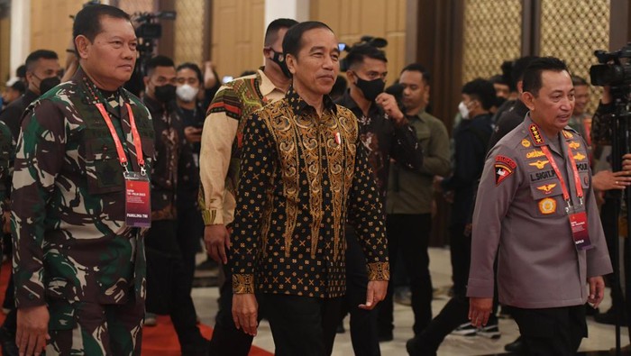 Momen Presiden Jokowi Hadiri Rapim TNI-TNI Polri 2023 Presiden Joko Widodo (tengah) didampingi Panglima TNI Laksamana TNI Yudo Margono (kiri) dan Kapolri Jenderal Pol. Listyo Sigit Prabowo (kanan) berjalan memberikan keterangan pers usai menghadiri Rapat Pimpinan (Rapim) TNI-Polri 2023 di Jakarta, Rabu (8/2/2023). Rapim TNI dan Polri yang mengusung tema