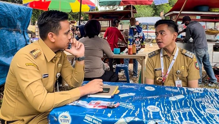 Momen Wali Kota Solo Gibran Rakabuming Raka dan Bupati Kendal Dico M Ganinduto jajan bareng bersama. Foto diunggah Rabu (8/2/2023).