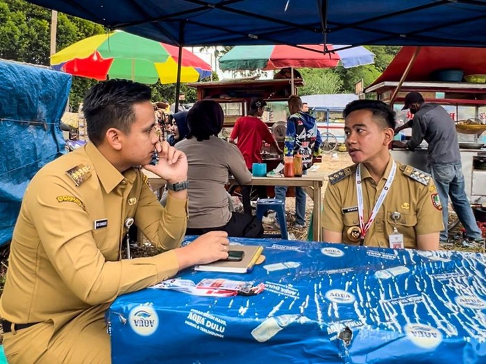 Momen Wali Kota Solo Gibran Rakabuming Raka dan Bupati Kendal Dico M Ganinduto jajan bareng bersama. Foto diunggah Rabu (8/2/2023).