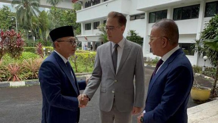 Momen Zulhas Sambangi Kedubes Turki Mendag Zulhas secara langsung mengucapkan belasungkawa atas bencana gempa bumi yang terjadi di Turki dengan mendatangi Kedutaan Besar Turki di Jakarta.