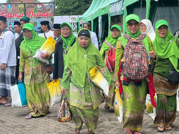 Muslimat NU menggelar Operasi Pasar Hidmah Satu Abad NU dengan menjual beras murah untuk masyarakat
