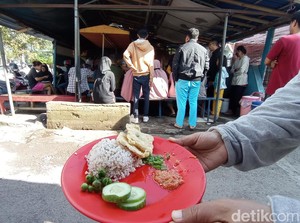Sarapan Nikmat di Nasi Tutug Oncom Benhil Tasikmalaya