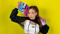 Iyes and aku maniak gym jadi one weeks itu aku gym bisa 5-6 days. Jadi nggak nunggu berat naik, memang tiap hari kerjaan gym sih. Aku lebih suka cardio and lifting jadi kayak pump, combat, and cycling, ujar Natasha Victoria. (Foto: dok Instagram)
