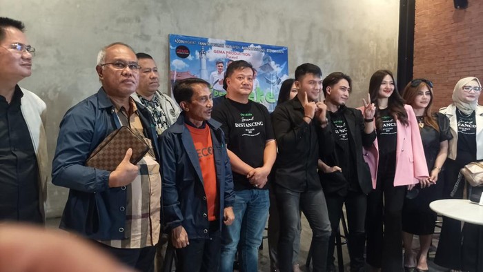 Nelson Pomalingo (kaus orange) usai menyaksikan Film Uti Deng Keke