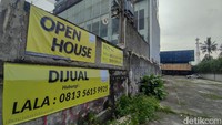 Bangunan bekas Warunk Upnormal ini sudah dipasang iklan untuk dijual tanah beserta bangunan. 